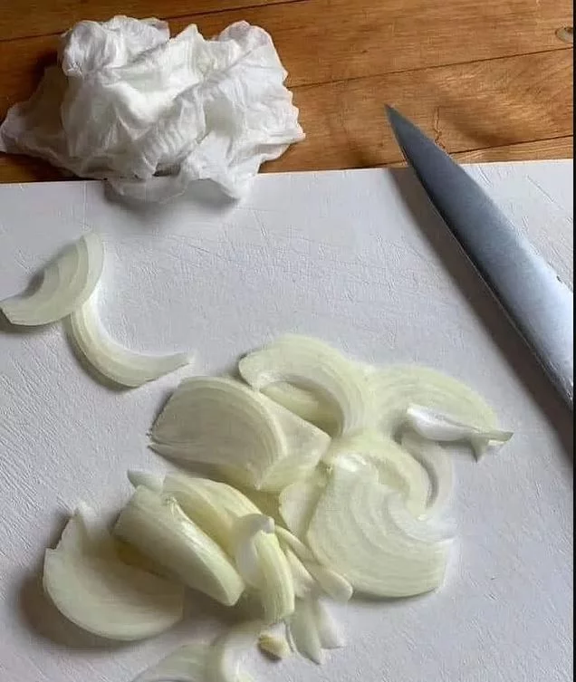 Βάλτε ένα κομμάτι βρεγμένου χαρτιού κουζίνας δίπλα στο ξύλο κοπής και δε θα ρίξετε ούτε δάκρυ κόβοντας τα κρεμμύδια 