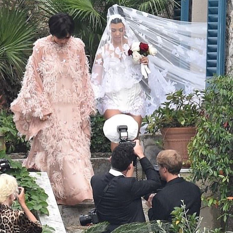 Η Κρις Τζένερ συνοδεύοντας την κόρη της Κόρτνεϊ Καρντάσιαν