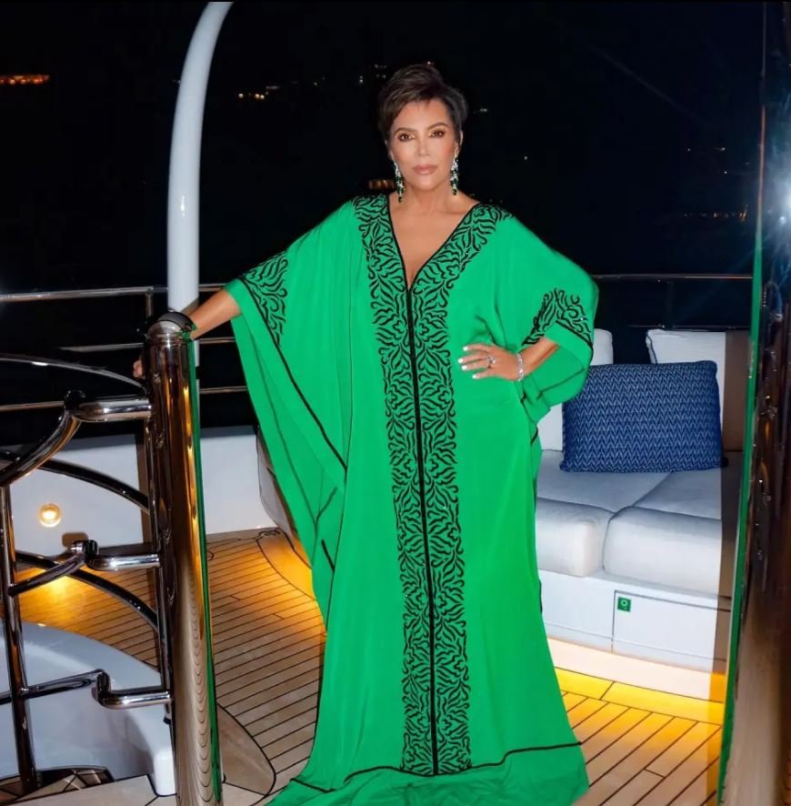 Η Κρις Τζένερ έχει ξεκινήσει ακόμη και τη δική της εταιρεία για καφτάνια