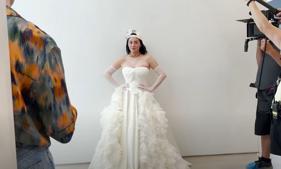 Η Κάιλι Τζένερ έδειξε τη φυσική της επιδερμίδα στα παρασκήνια των προετοιμασιών της για το Met Gala