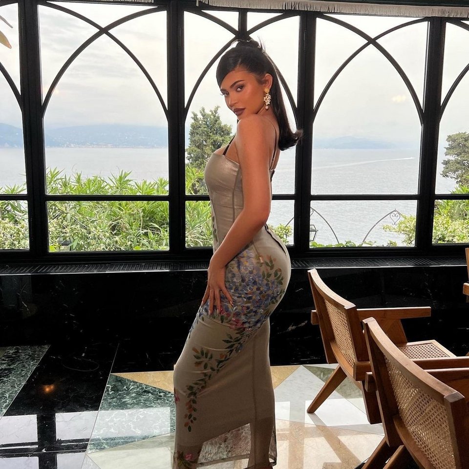 Η Κάιλι Τζένερ με φλοράλ, ασημί φόρεμα