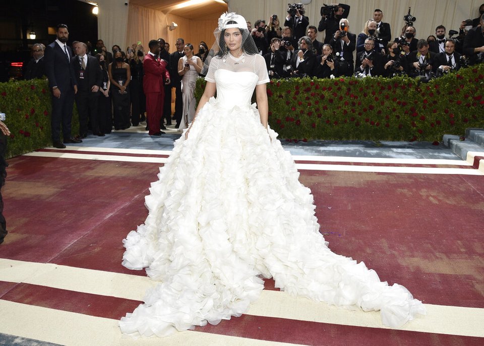 Η Κάιλι Τζένερ στο Met Gala 2022 με δημιουργία του Virgil Abloh
