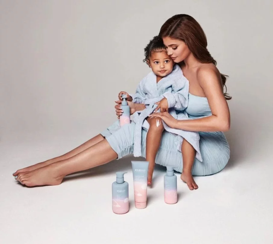 η Κάιλι Τζένερ με την κόρη της Stormi