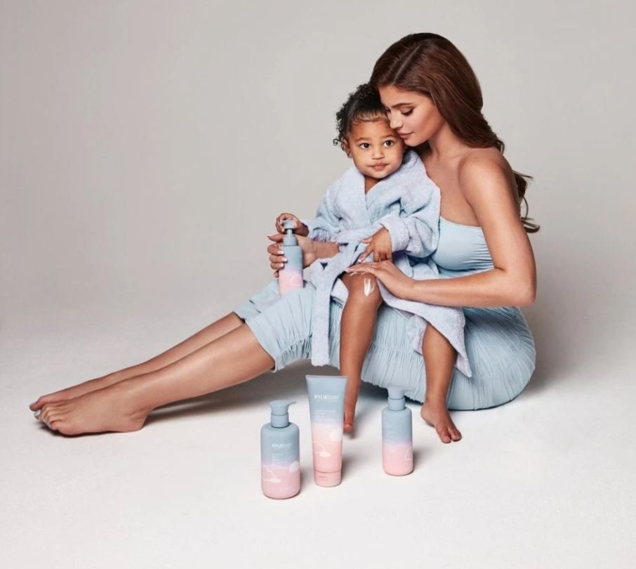 η Κάιλι Τζένερ με την κόρη της Stormi