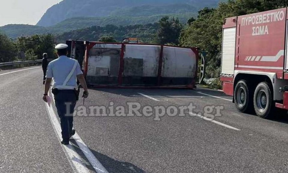 Ανετράπη νταλίκα στη Λαμία / Lamiareport.gr