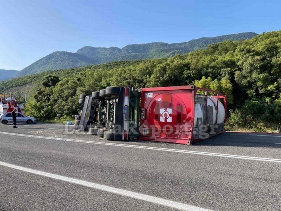 Ανετράπη νταλίκα στη Λαμία / Lamiareport.gr