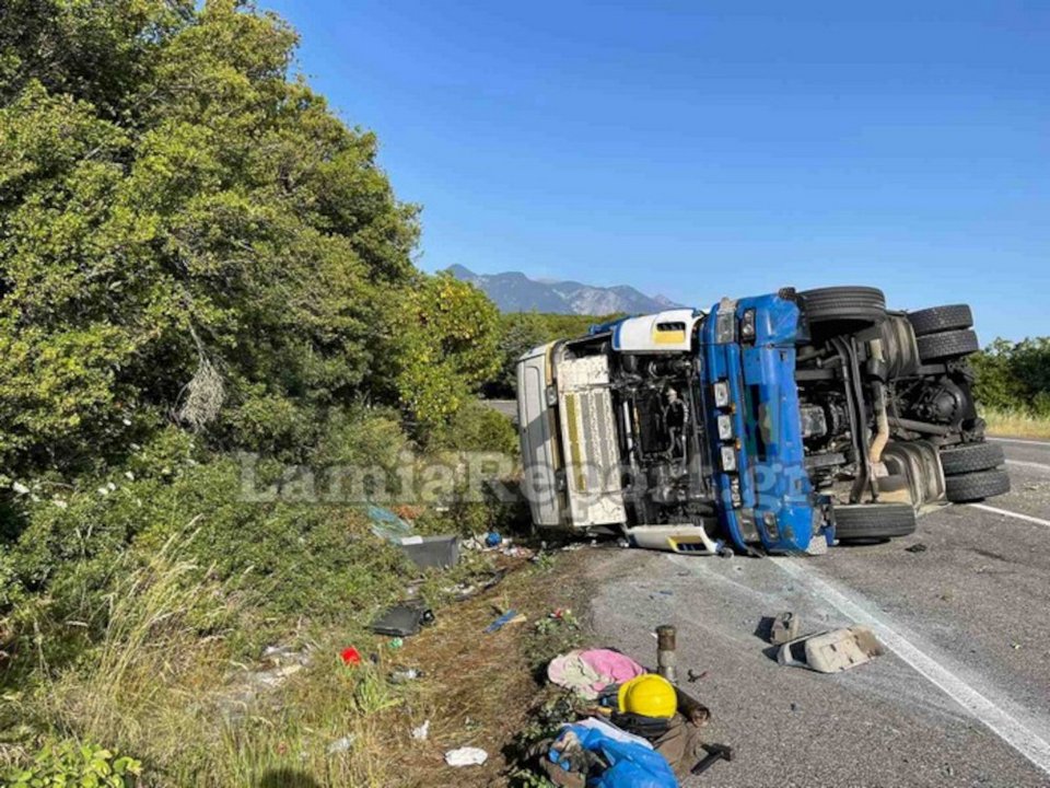 Ανετράπη νταλίκα στη Λαμία / Lamiareport.gr