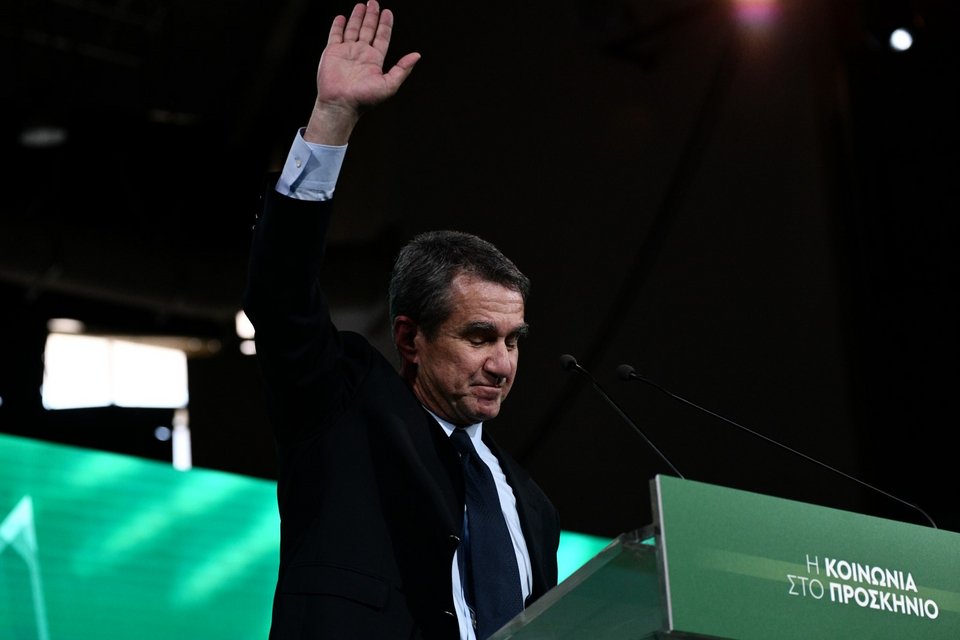 Ο Ανδρέας Λοβέρδος χαιρετά τους συνέδρους του ΠΑΣΟΚ