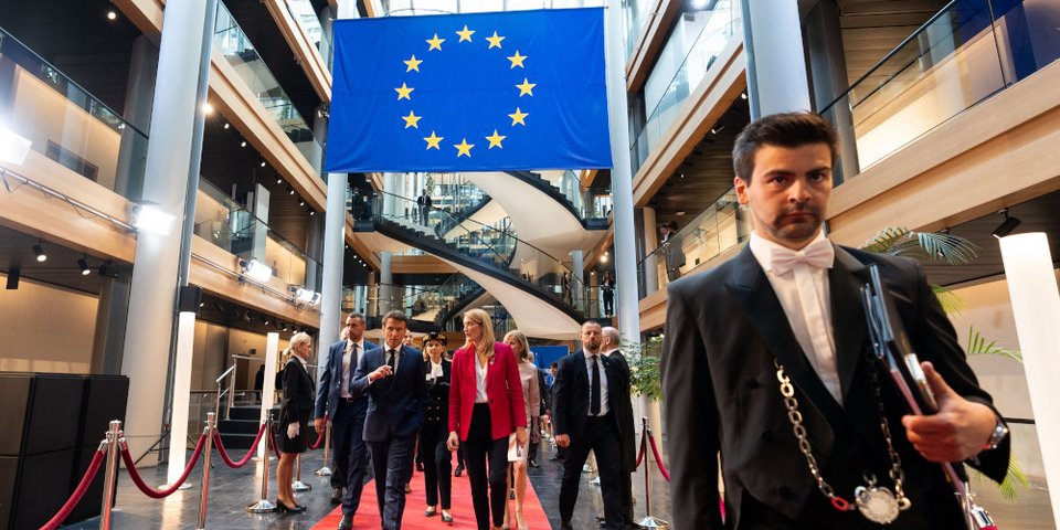 Ο Μακρόν και η Ρομπέρτα Μετσόλα στο κτίριο του Ευρωπαϊκού Κοινοβουλίου