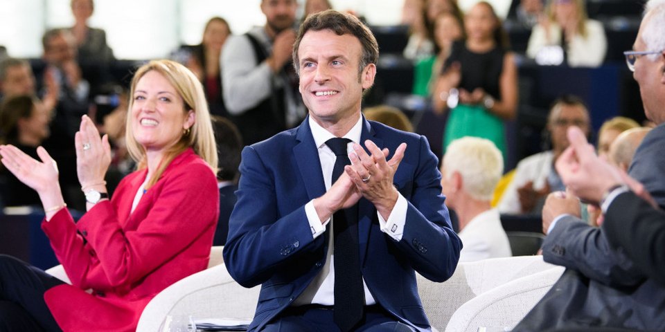 O Εμανουέλ Μακρόν και η Ρομπέρτα Μετσόλα χειροκροτούν στην τελετή λήξης της Διάσκεψης