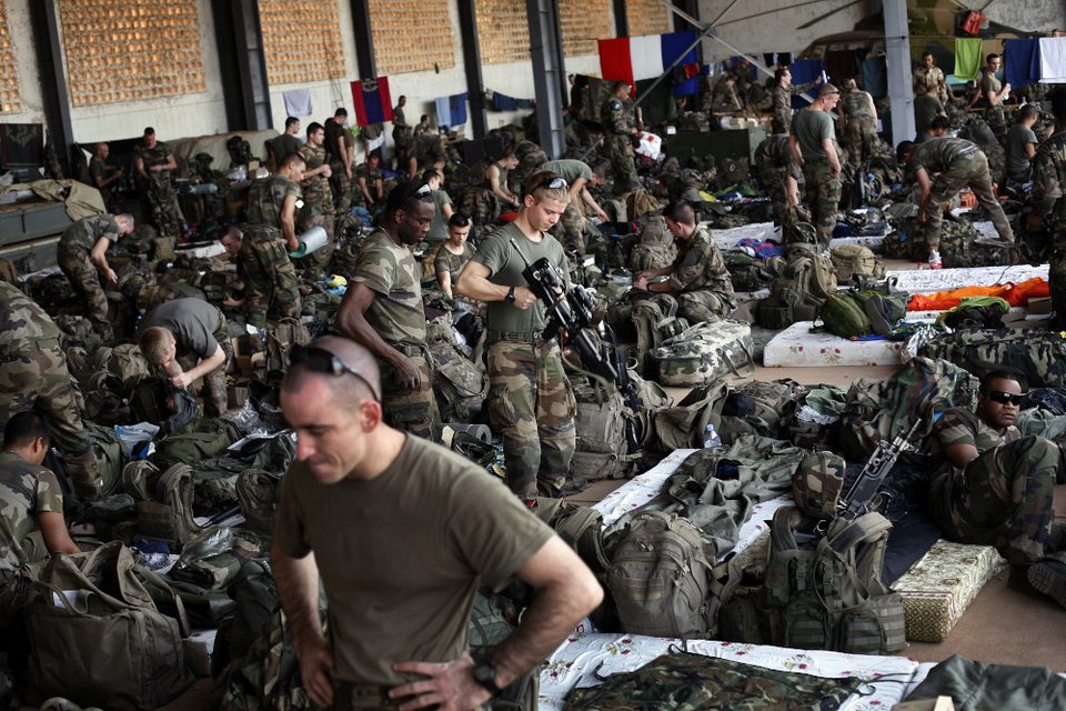 Γάλλοι στρατιώτες στο αεροδρόμιο του Μπαμακό/ Φωτογραφία: AP/ Jerome Delay