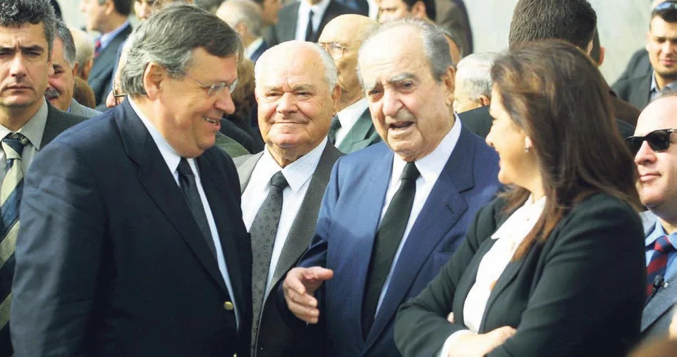 Ο Στέφανος Μάνος δίπλα στον Κωνσταντίνο Μητσοτάκη και τη Ντόρα Μπακογιάννη -Το 1998 ο Κώστας Καραμανλής διέγραψε τον Μάνο από τη ΝΔ, με αφορμή θετική ψήφο που έδωσε στο ΠΑΣΟΚ για την εξυγίανση των ΔΕΚΟ