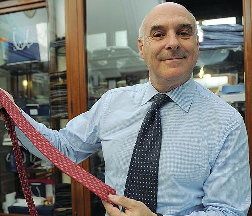 Εδώ ο Μαουρίτσιο Μαρινέλα φοράει μια παρόμοια γραβάτα