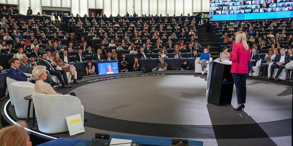 H Ρομπέρτα Μετσόλα μιλά στη Διάσκεψη