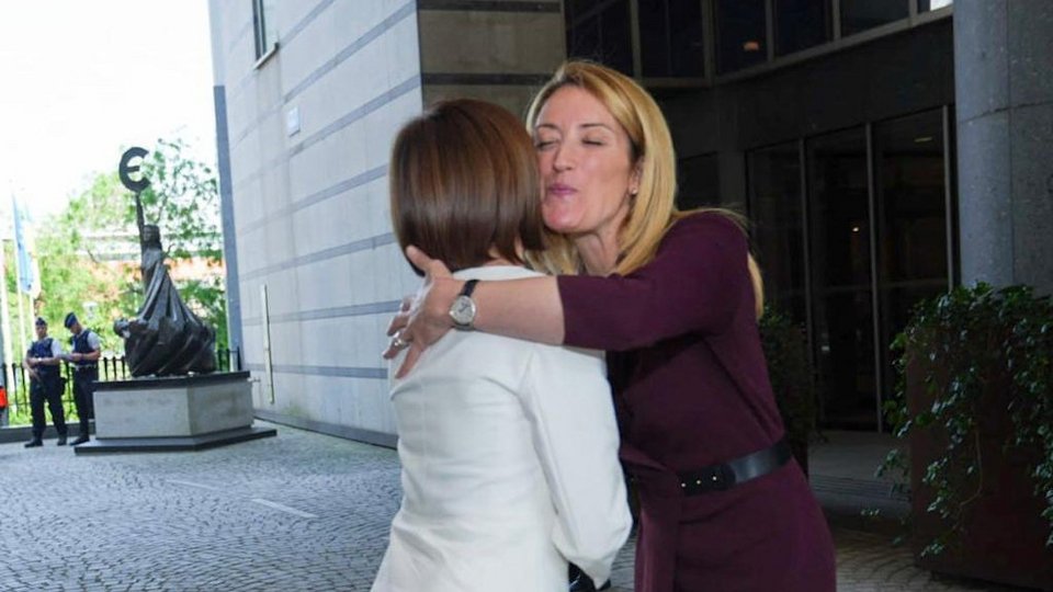 Σε πολύ καλό κλίμα πραγματοποιήθηκε η συνάντηση των δύο αξιωματούχων/ πηγή: Twitter