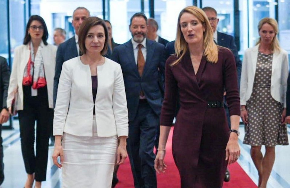 H άφιξη της Μάια Σάντου (Αριστερά) στο Ευρωκοινοβούλιο, όπου την υποδέχτηκε η πρόεδρος Ρομπέρτα Μετσόλα (δεξιά)