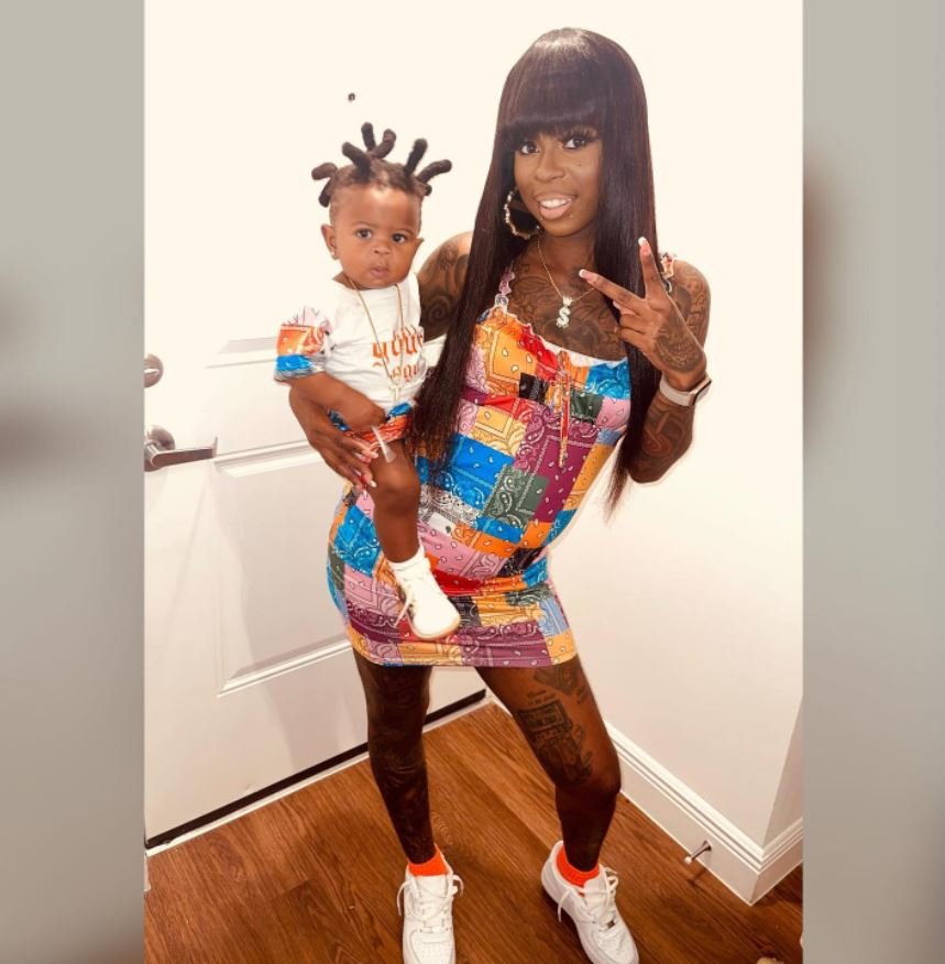 η Shamekia αγκαλιά με τον μικρό