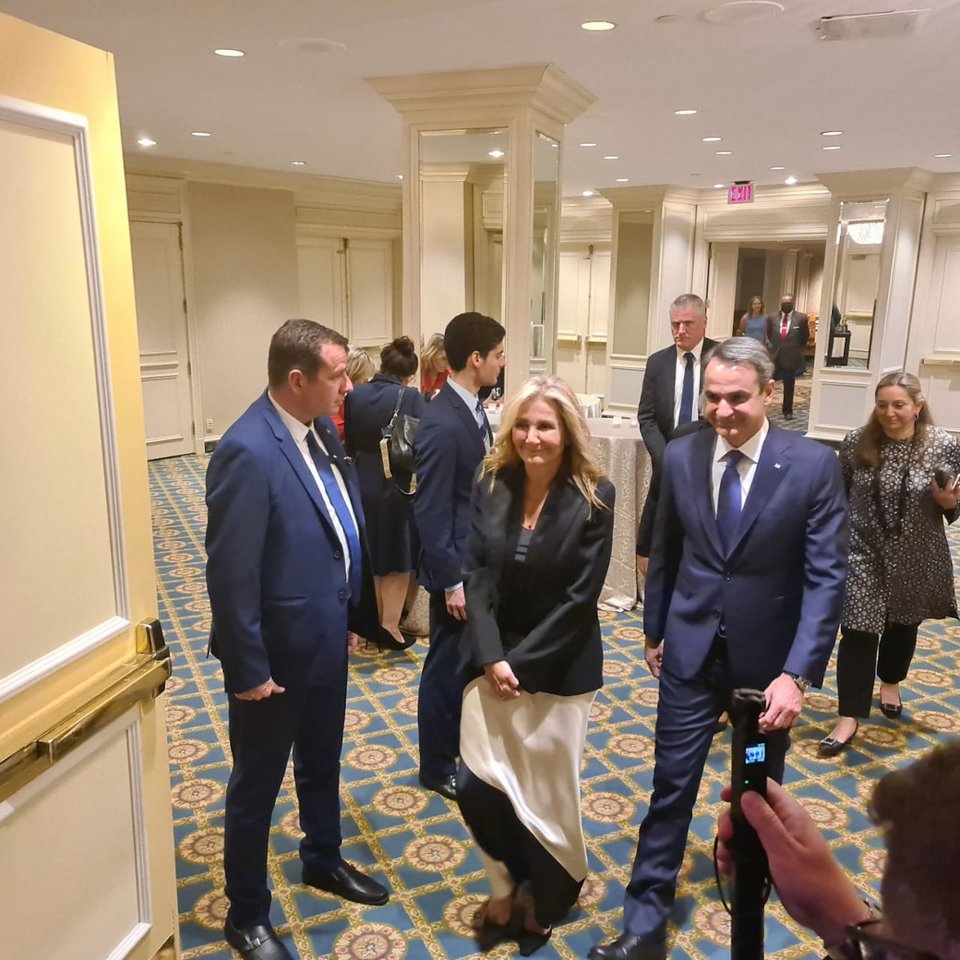 Ο πρωθυπουργός φτάνει στο Willard InterContinental μαζί με τη σύζυγό του / Φωτογραφία: iefimerida