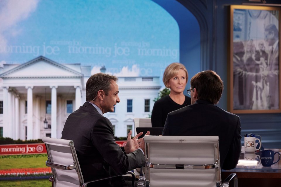 Συνέντευξη Μητσοτάκη στην εκπομπή «Morning Joe», του τηλεοπτικού δικτύου MSNBC, και στους δημοσιογράφους Joe Scarborough και Mika Brzezinski / Φωτογραφία: ΓτΠ/Δημήτρης Παπαμήτσος