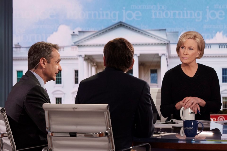 Συνέντευξη Μητσοτάκη στην εκπομπή «Morning Joe» του τηλεοπτικού δικτύου MSNBC και στους δημοσιογράφους Joe Scarborough και Mika Brzezinski / Φωτογραφία: ΓτΠ/Δημήτρης Παπαμήτσος