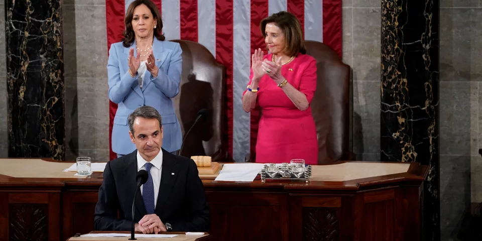 Ο Κυριάκος Μητσοτάκης στο βήμα του Κογκρέσου -Ορθιες τον χειροκροτούν η Καμάλα Χάρις και η Νάνσι Πελόζι / Φωτογραφία: AP/Evan Vucci