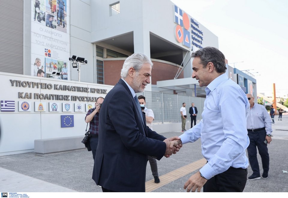 Ο Χρήστος Στυλιανίδης υποδέχεται τον Κυριάκο Μητσοτάκη στο υπουργείο Κλιματικής Κρίσης και Πολιτικής Προστασίας / Φωτογραφία: Intimenews/ΛΙΑΚΟΣ ΓΙΑΝΝΗΣ
