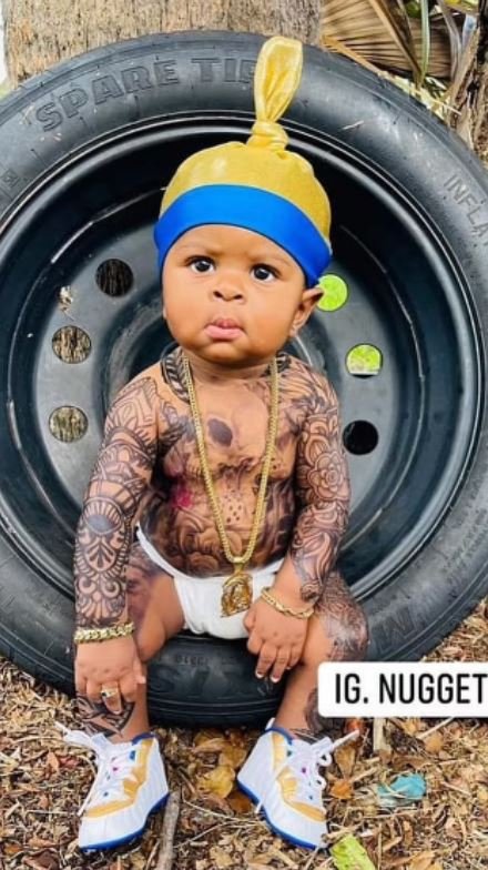 ο μικρός με ψεύτικα τατουάζ σε όλο του σχεδόν το σώμα