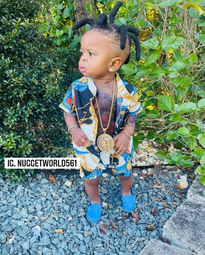 ο μικρός Treylin με τατουάζ και χρυσό κολιέ