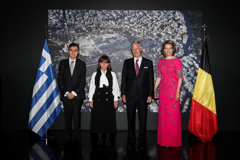 Το βασιλικό ζεύγος του Βελγίου με την Κ. Σακελλαροπούλου και τον σύντροφό της Π. Κοτσώνη -Φωτογραφία: ΓΤ ΠτΔ ΜΑΝΩΛΟΠΟΥΛΟΣ ΘΟΔΩΡΗΣ