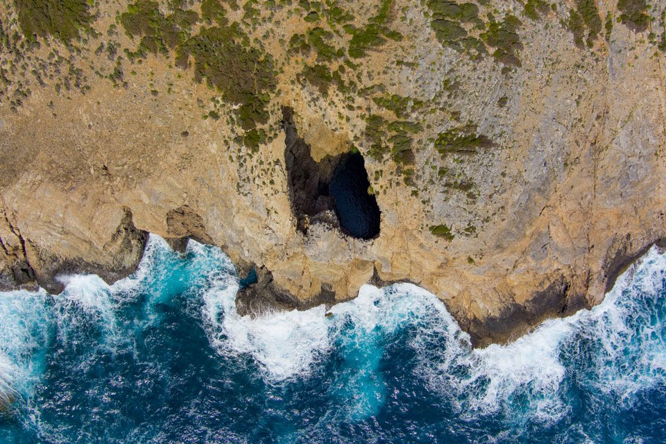 Μωβ σπήλαιο Εύβοια