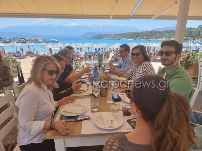 Ντόρα Μπακογιάννη και Ευάγγελος Βενιζέλος σε ταβέρνα στο Μαράθι
