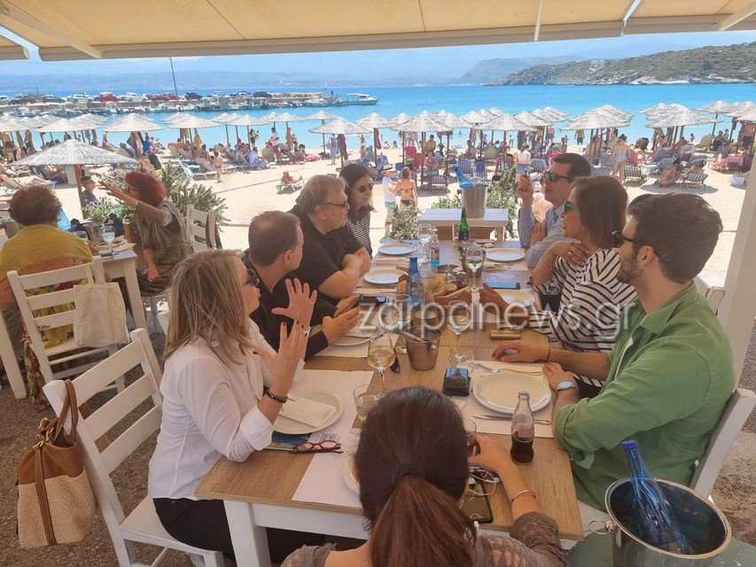 Ντόρα Μπακογιάννη και Ευάγγελος Βενιζέλος σε ταβέρνα στο Μαράθι