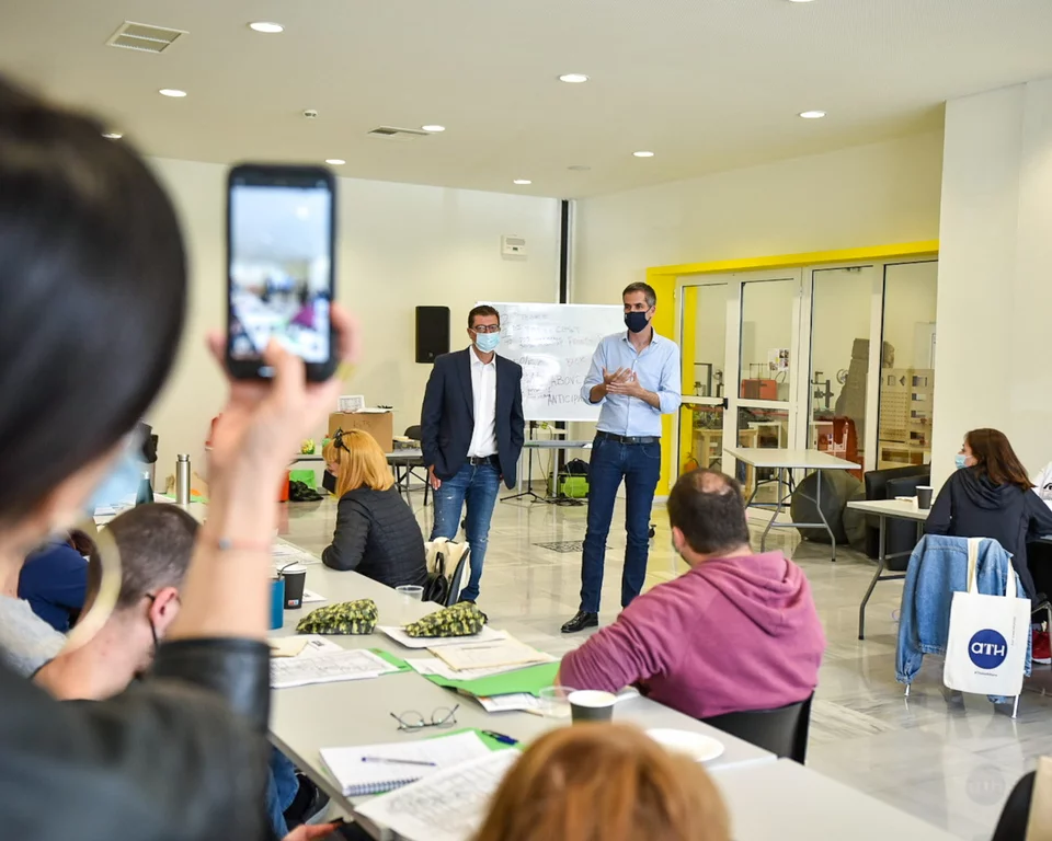 Κώστας Μπακογιάννης και Στάθης Καλογερόπουλος μιλούν στους συμμετέχοντες