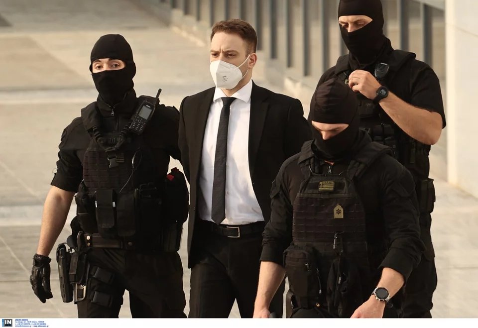 Ο Μπάμπης Αναγνωστόπουλος οδηγείται στις φυλακές μετά την ανακοίνωση της ποινής που του επιβλήθηκε