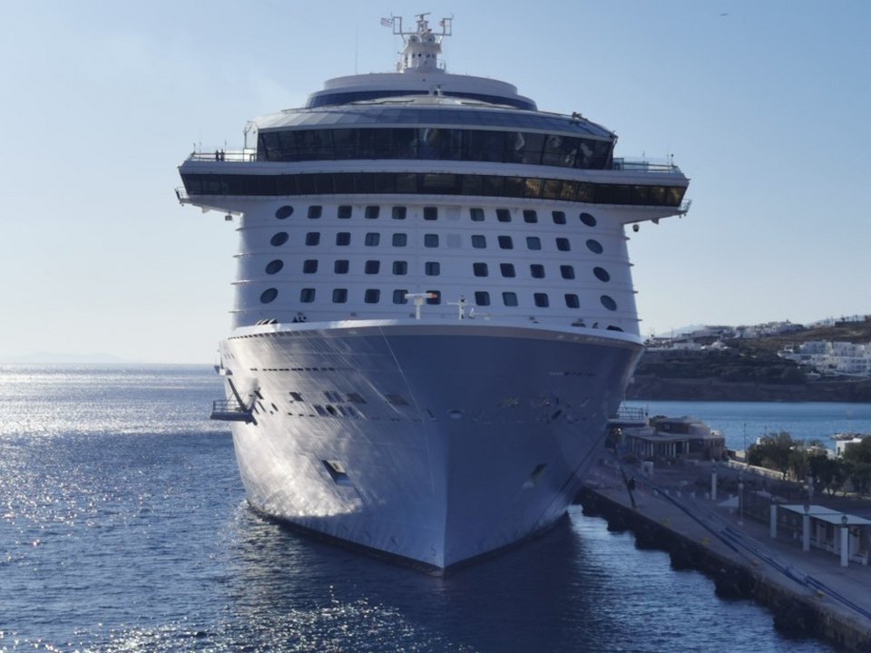 To κρουαζιερόπλοιο «Odyssey of the Seas» στη Μύκονο / cyclades24.gr