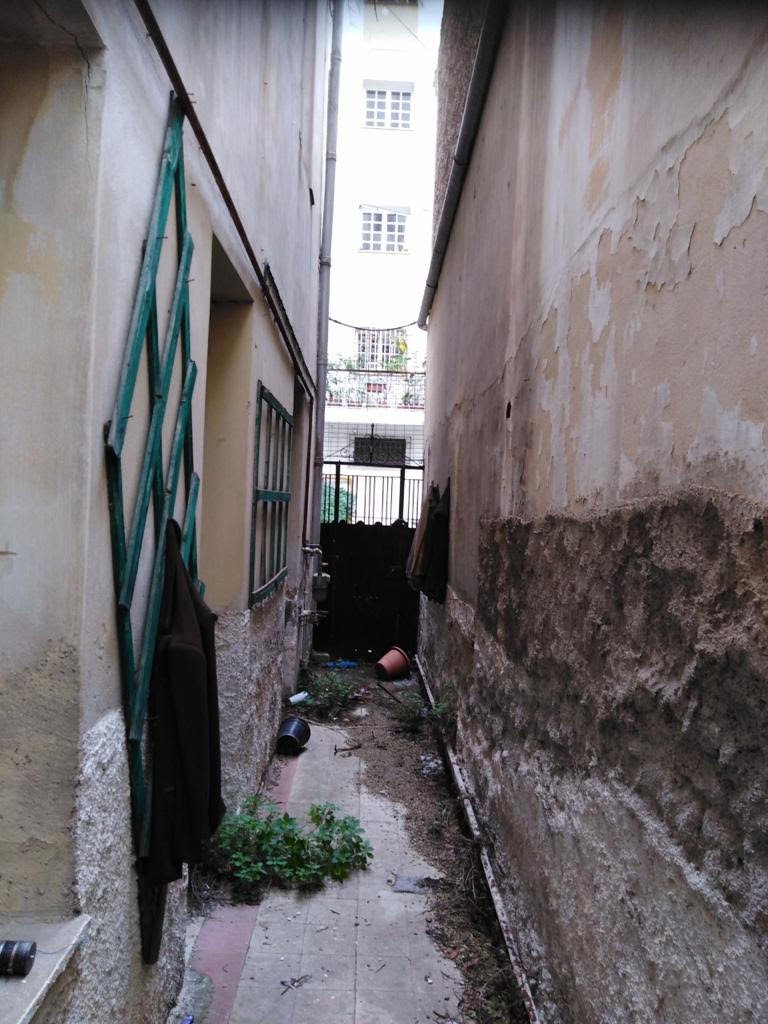 Σκουπίδια και σημάδια εγκατάλειψης...