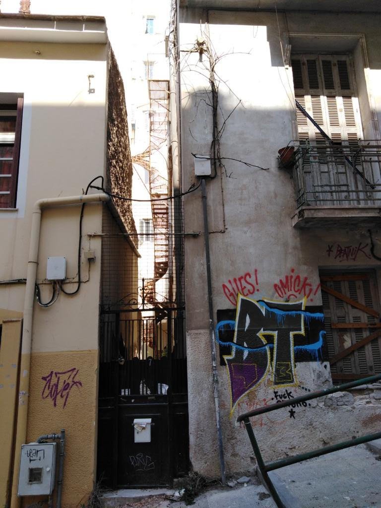 Τα σημάδια της παρακμής και της απαξίωσης που υπέστει το κτίριο για χρόνια, είναι εμφανή.