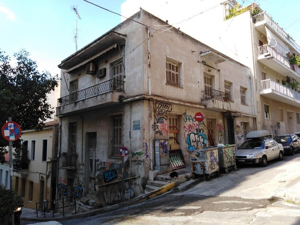 To κτίριο στην Νεάπολη των Εξαρχείων είχε μια βρώμικη πρόσοψη και ερειπωμένο εσωτερικό.