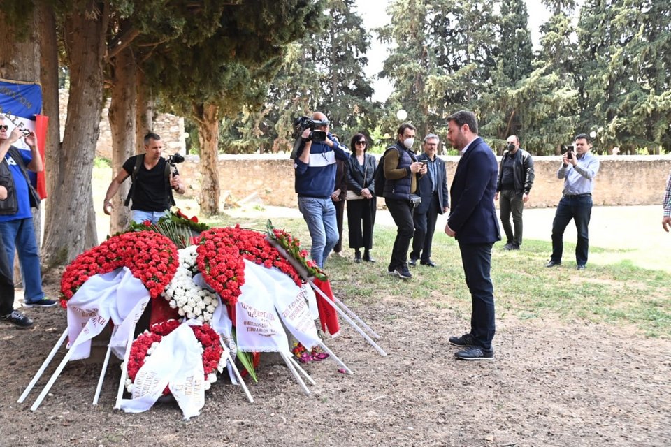 Ο Νίκος Ανδρουλάκης μπροστά στα στέφανα που κατατέθηκαν προς τιμήν των εκτελεσθέντων Ελλήνων στην Καισαριανή το 1944