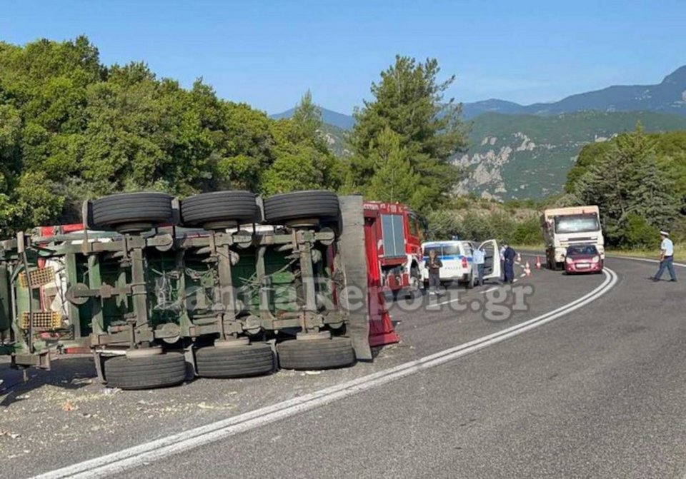 Ανετράπη νταλίκα στη Λαμία / Lamiareport.gr