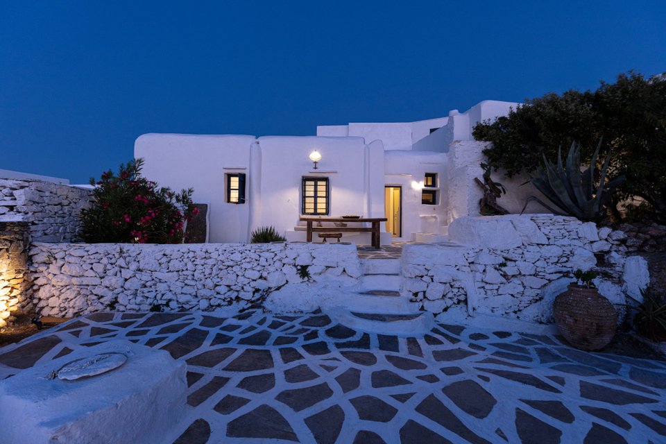 Ενα σπίτι στη Σίκινο με την υπογραφή των Kapsimali Architects