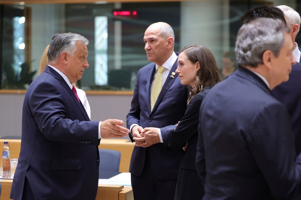 Ο Όρμπαν επιχειρηματολογεί στη Φινλανδή πρωθυπουργό, Σάνα Μαρίν