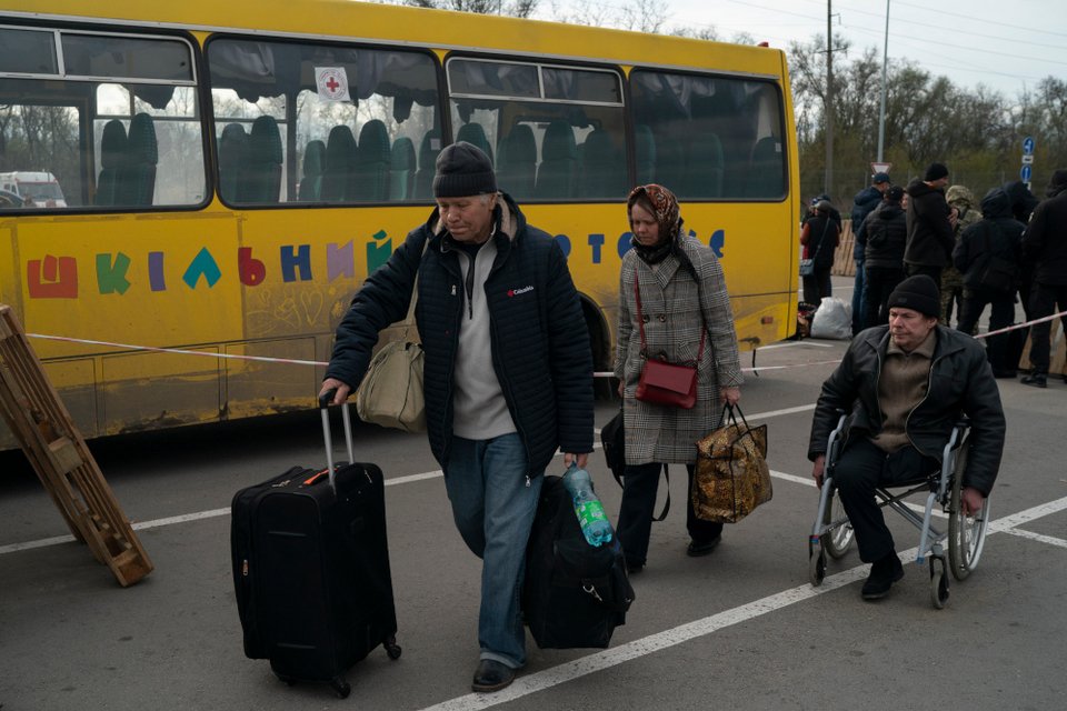 Ουκρανοί πρόσφυγες απομακρύνονται από τη χώρα / AP Photo