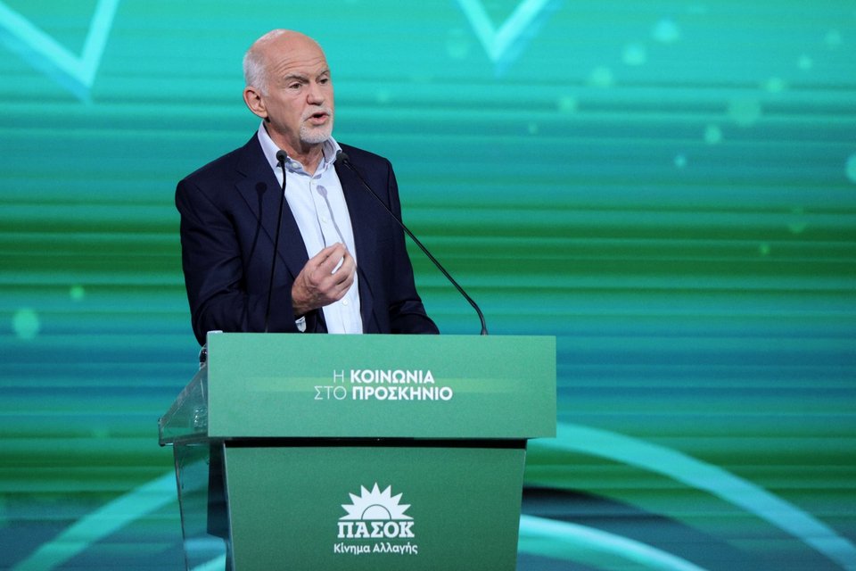 Ο Γιώργος Παπανδρέου μιλά στο συνέδριο του ΠΑΣΟΚ