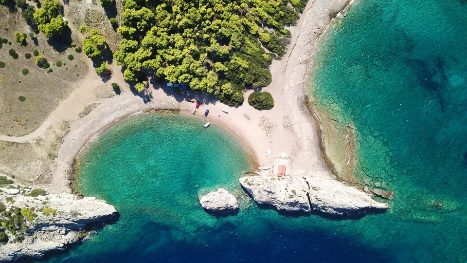 παραλίες μια ανάσα από Αθήνα Μυλοκοπή Λουτράκι