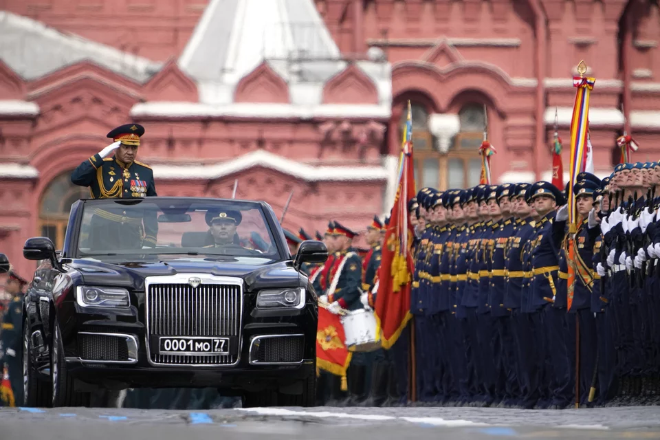 Ο Ρώσος υπουργός Άμυνας Σεργκέι Σοϊγκού καταφθάνει στην παρέλαση με κάμπριο  