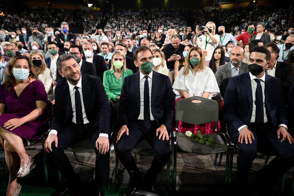 Ο Νίκος Ανδρουλάκης, δεξιά του ο Δημήτρης Μάτζος και δίπλα η κενή καρέκλα της Φώφης Γεννηματά / Φωτογραφία: ΜΙΧΑΛΗΣ ΚΑΡΑΓΙΑΝΝΗΣ/EUROKINISSI