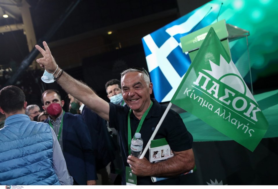 Σημαίες και το σήμα της νίκης στο Συνέδριο του ΠΑΣΟΚ / Φωτογραφία: Intimenews/ΤΖΑΜΑΡΟΣ ΠΑΝΑΓΙΩΤΗΣ