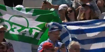 Σημαία ΠΑΣΟΚ στον αγώνα του Τσιτσιπά στη Ρώμη / Φωτογραφία: Cosmote TV