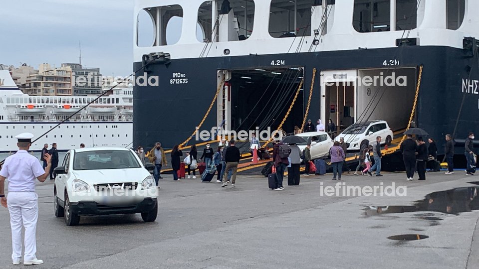 Πειραιάς. λιμάνι, επιστροφή εκδρομέων
